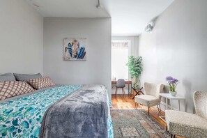 1 habitación, escritorio, tabla de planchar con plancha y cuna de viaje 