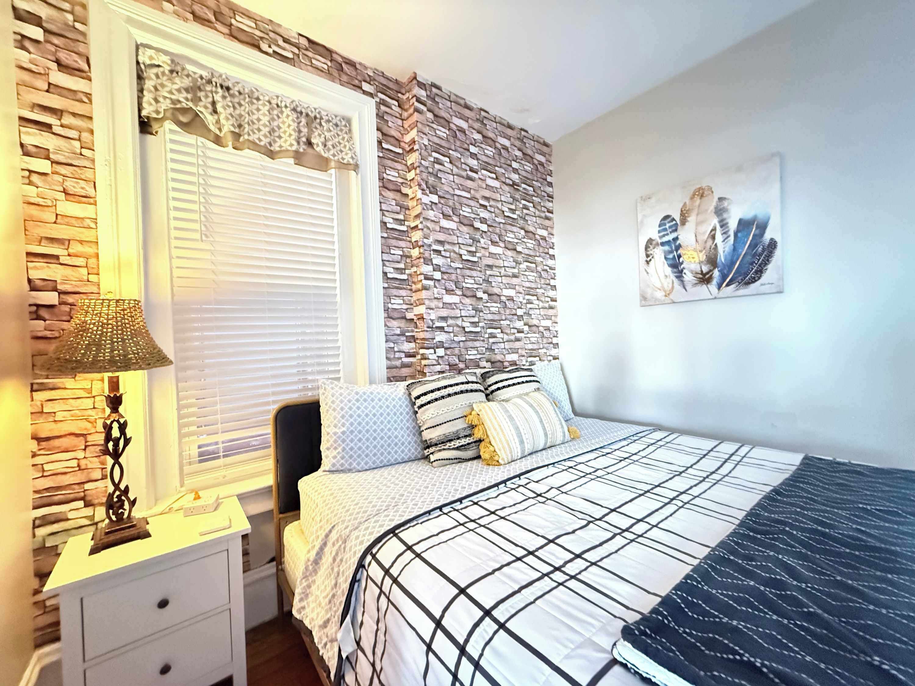 1 chambre, bureau, fer et planche à repasser, lit parapluie