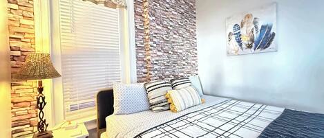 1 habitación, escritorio, tabla de planchar con plancha y cuna de viaje