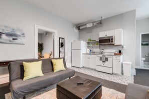 Televisión y oficina 