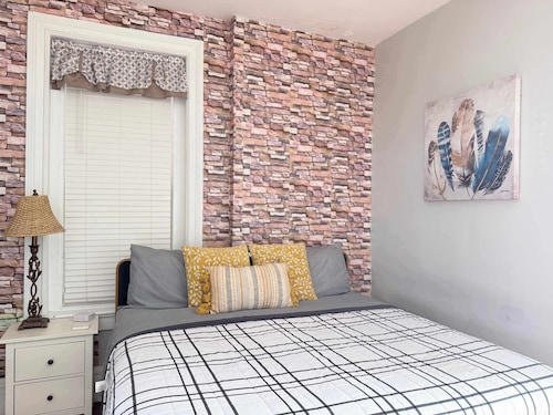 Cozy Suite/King Bed/2TVs/Free Parking & museums