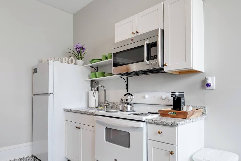 Geladeira, micro-ondas, fogão, cooktop