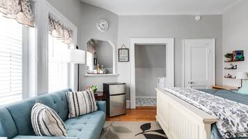 1 bedroom, desk, iron/ironing board, WiFi