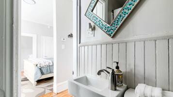 Een douche, een haardroger, handdoeken