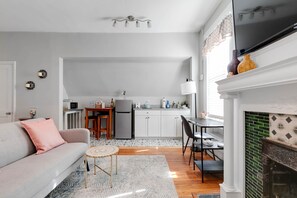 Unclassified image, 4 of 24, button - Studio Nest/2Queen beds/2TVs museums/free parking (Richmond)