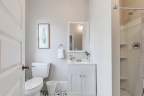 Een douche, een haardroger, shampoo