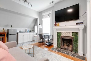 Unclassified image, 2 of 24, button - Studio Nest/2Queen beds/2TVs museums/free parking (Richmond)