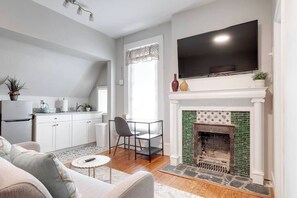 Unclassified image, 5 of 24, button - Studio Nest/2Queen beds/2TVs museums/free parking (Richmond)