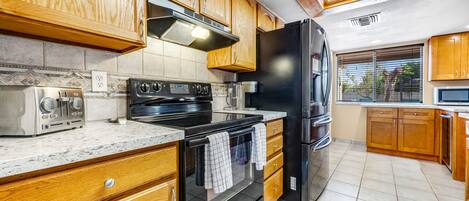 Refrigerador, microondas, horno y parrilla de estufa