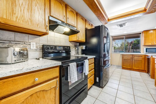 Quiet Scottsdale retreat with enclosed yard, pool, patio, grill, game room & W/D