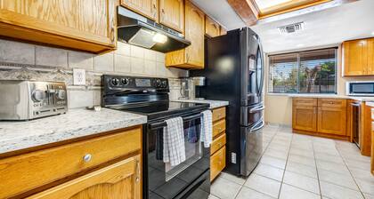 Quiet Scottsdale retreat with enclosed yard, pool, patio, grill, game room & W/D