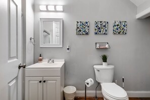 Suihku, hiustenkuivaaja, pyyhkeet