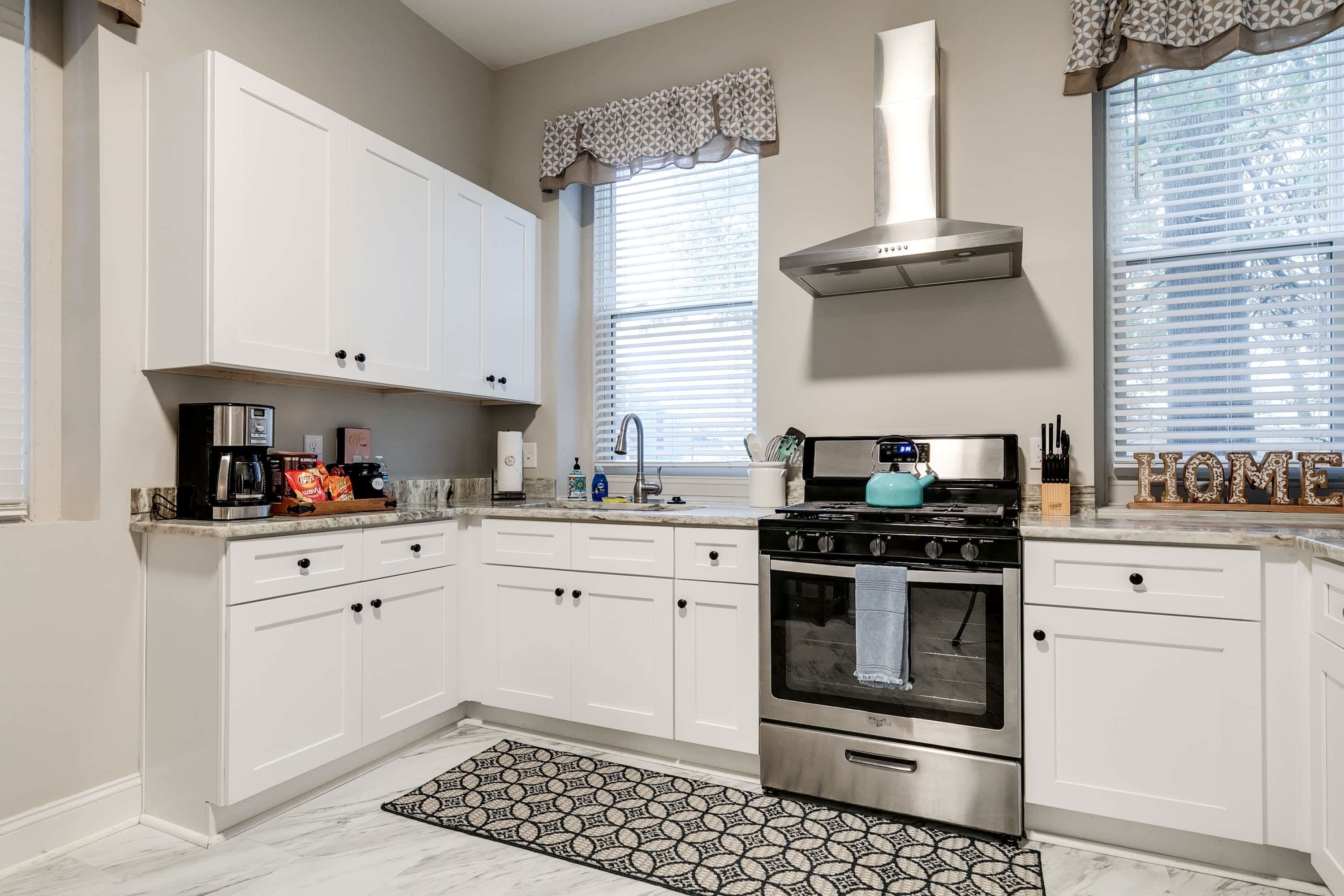 Kylskåp, mikrovågsugn, ugn och spishäll