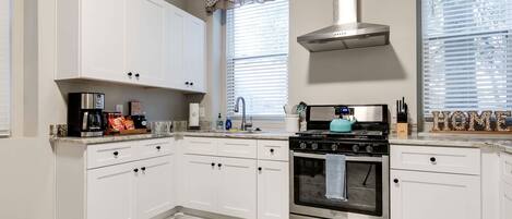 Kjøleskap, mikrobølgeovn, ovn og kokeplater