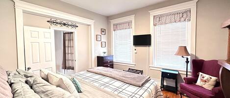 1 dormitorio, escritorio, tabla de planchar con plancha y wifi