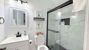 Douche, sĂšche-cheveux, serviettes fournies