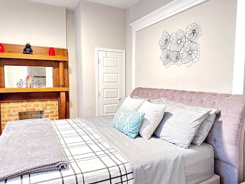 Carytown Charm: 1BR with King Bed/fully fenced