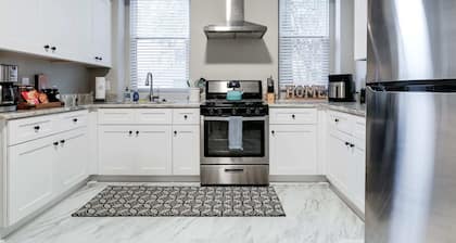 Carytown Charm: 1BR with King Bed/fully fenced