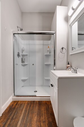 Douche, sèche-cheveux, serviettes fournies