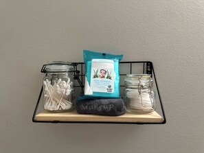 Regadera, secadora de cabello, toallas, shampoo