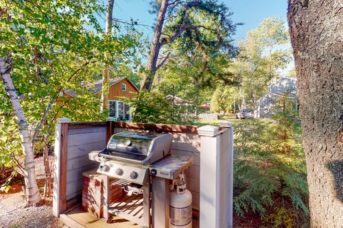 Lakefront home on Brandy Pond with firepit & gas fireplace - steps to beach