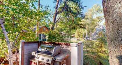 Lakefront home on Brandy Pond with firepit & gas fireplace - steps to beach