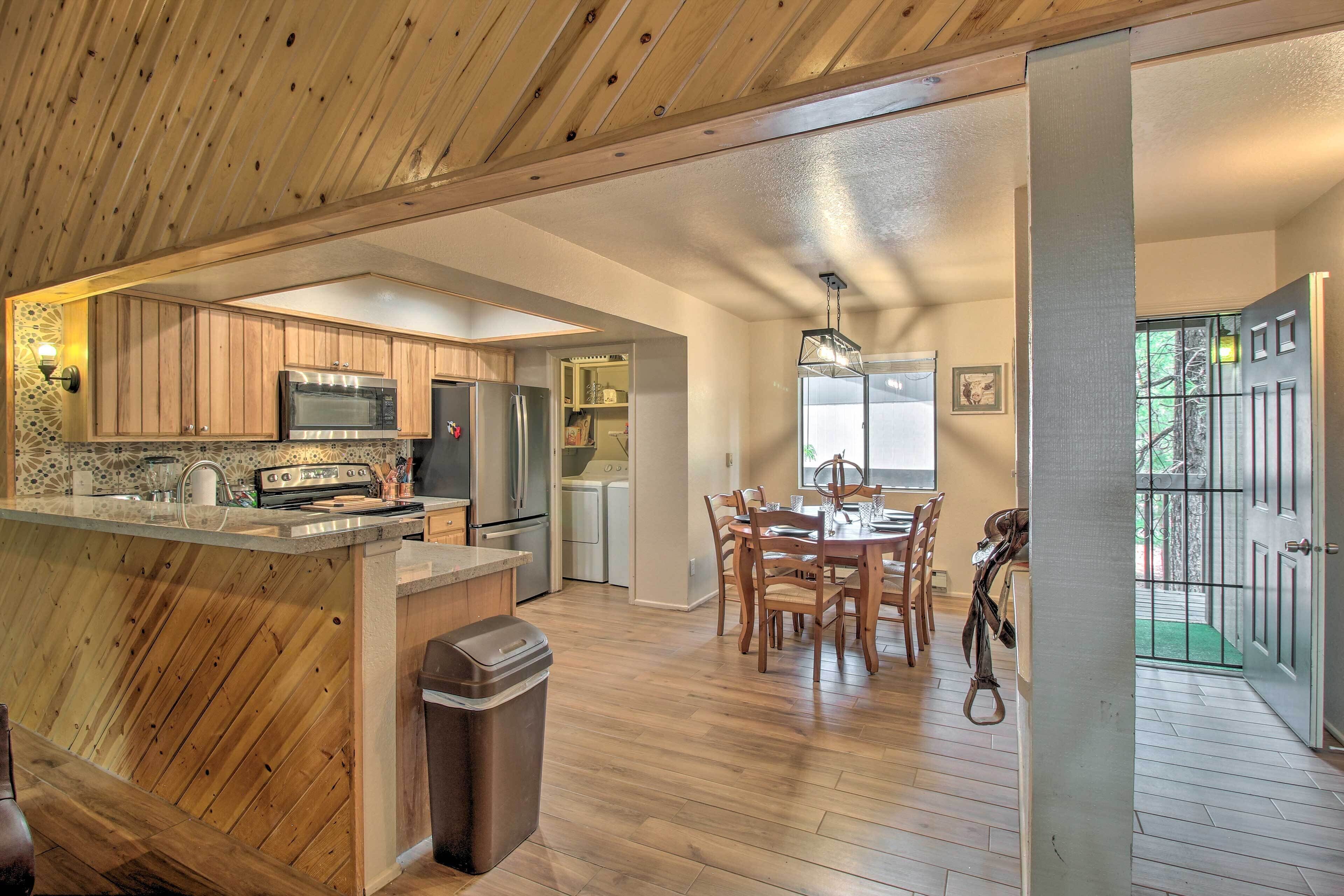 Quaint Pinetop Retreat w/ Balcony & Grill!