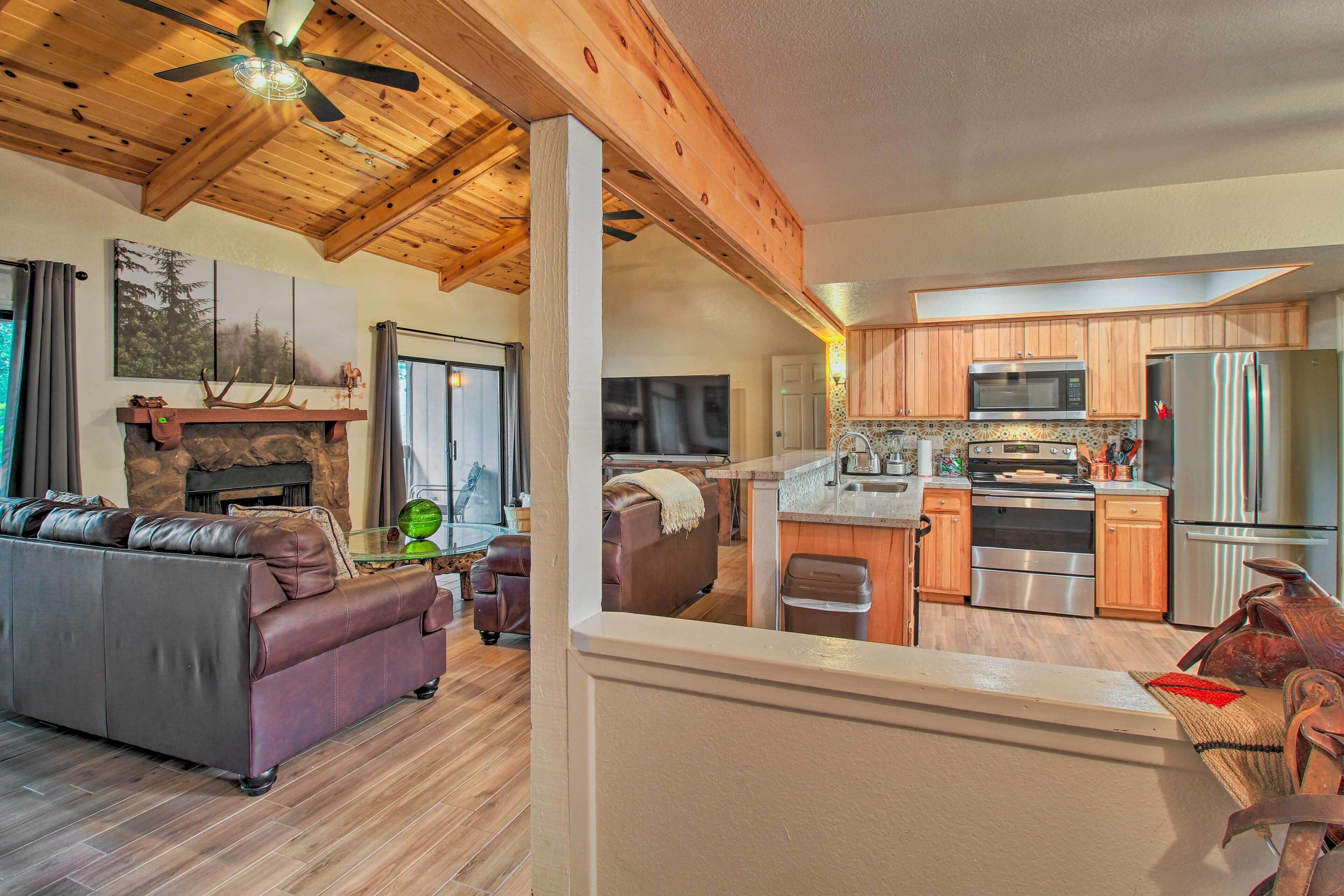 Quaint Pinetop Retreat w/ Balcony & Grill!