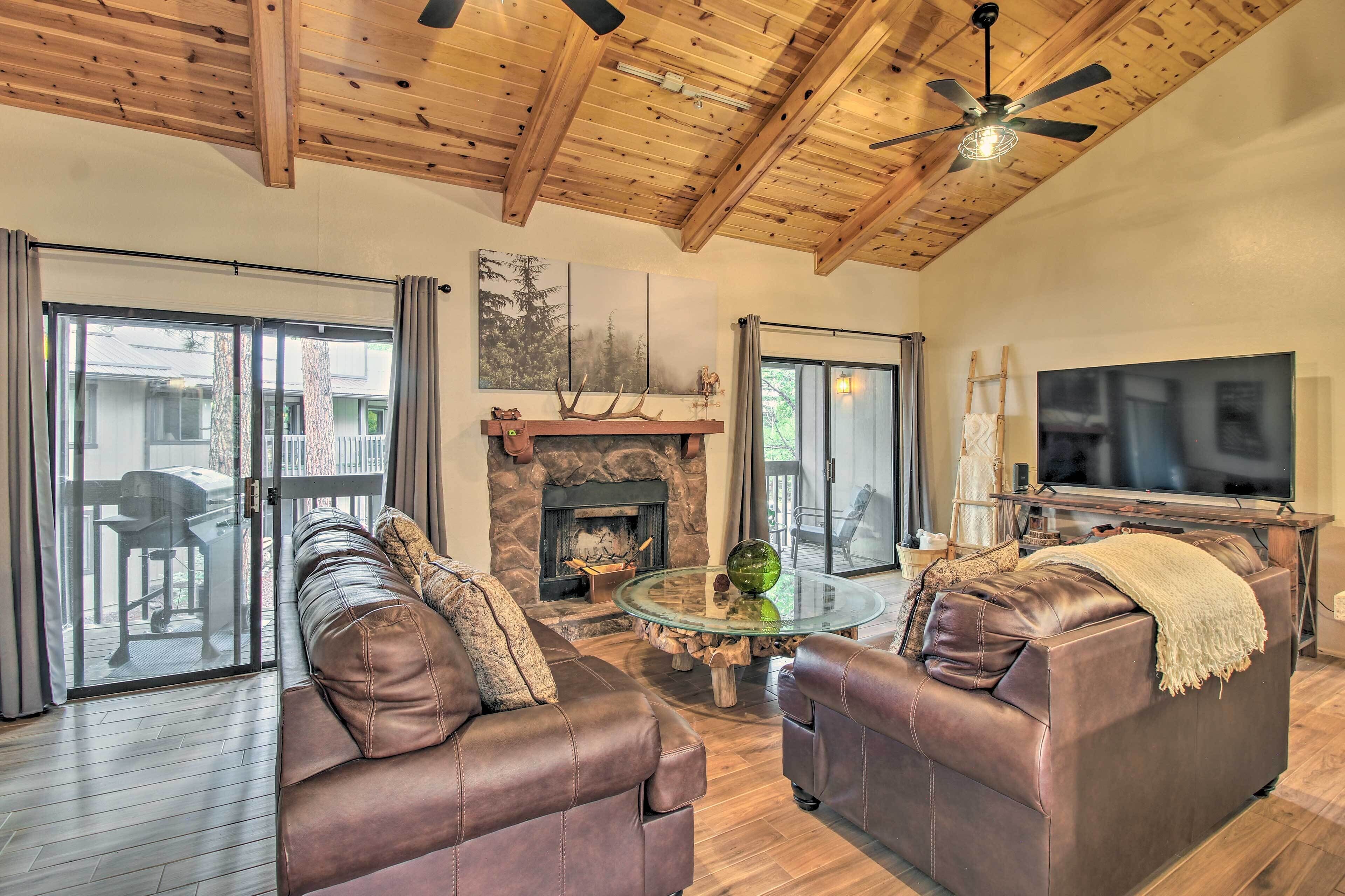 Quaint Pinetop Retreat w/ Balcony & Grill!
