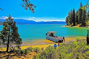 Beach - Cozy cabin in the trees with deck, grill, wood-burning fireplace, WiFi, & W/D (Shaver Lake)