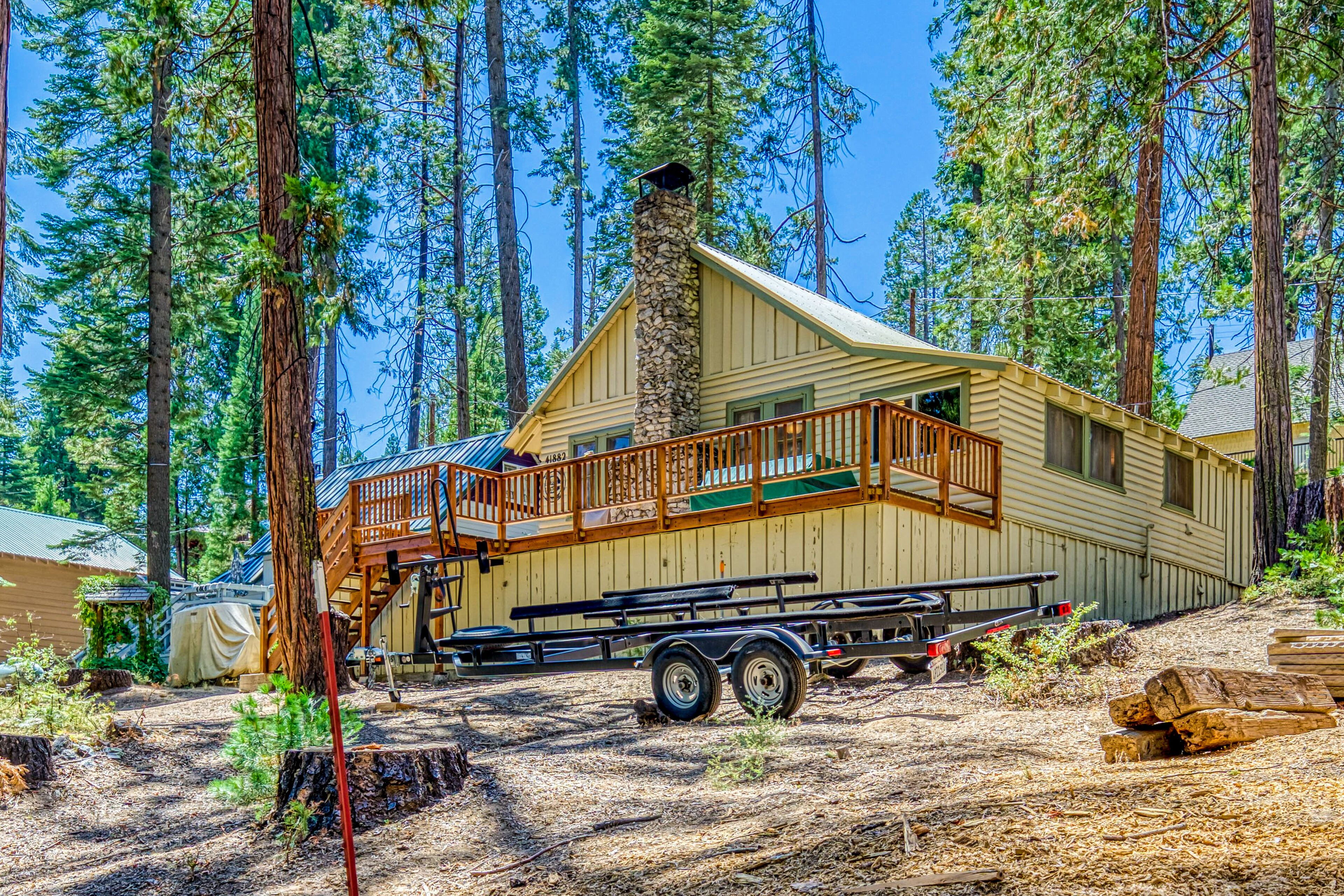 Cozy cabin in the trees with deck, grill, wood-burning fireplace, WiFi, & W/D