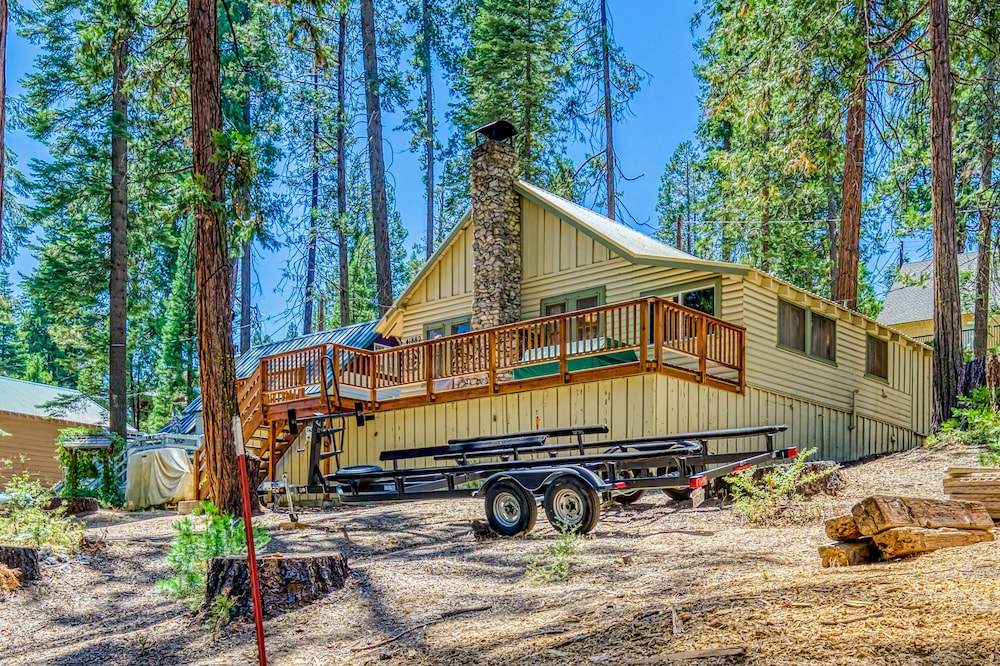 Cozy cabin in the trees with deck, grill, wood-burning fireplace, WiFi, & W/D