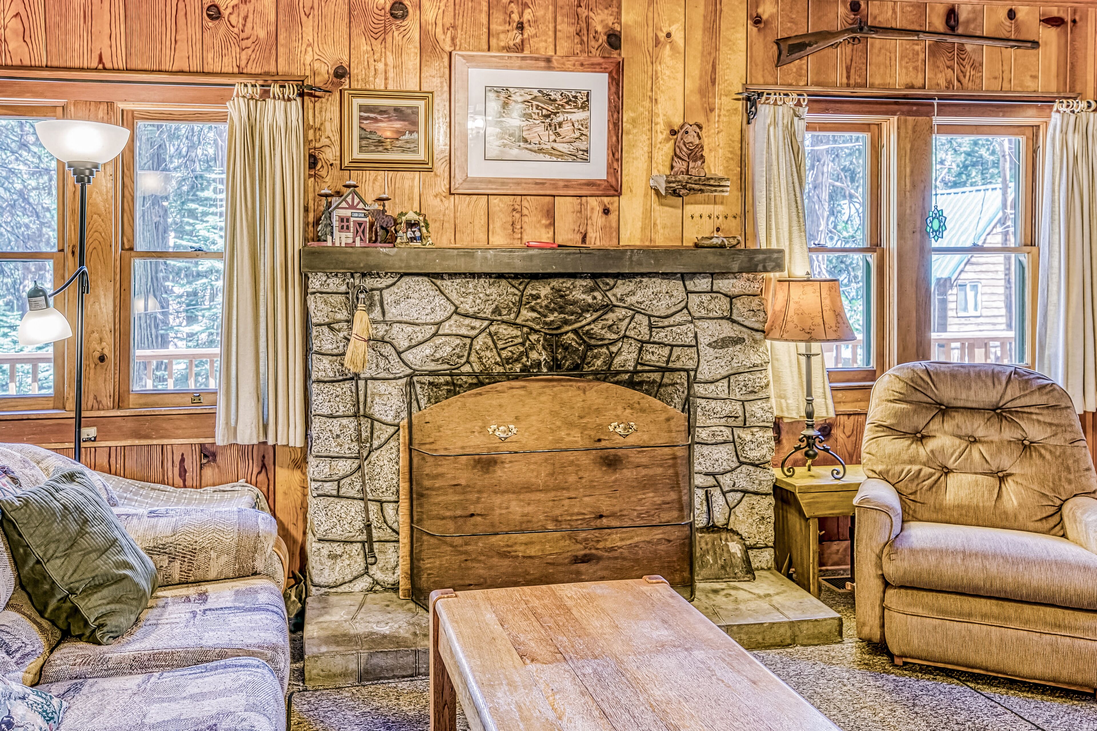 Cozy cabin in the trees with deck, grill, wood-burning fireplace, WiFi, & W/D