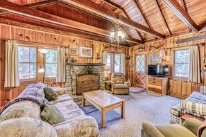TV, books - Cozy cabin in the trees with deck, grill, wood-burning fireplace, WiFi, & W/D (Shaver Lake)