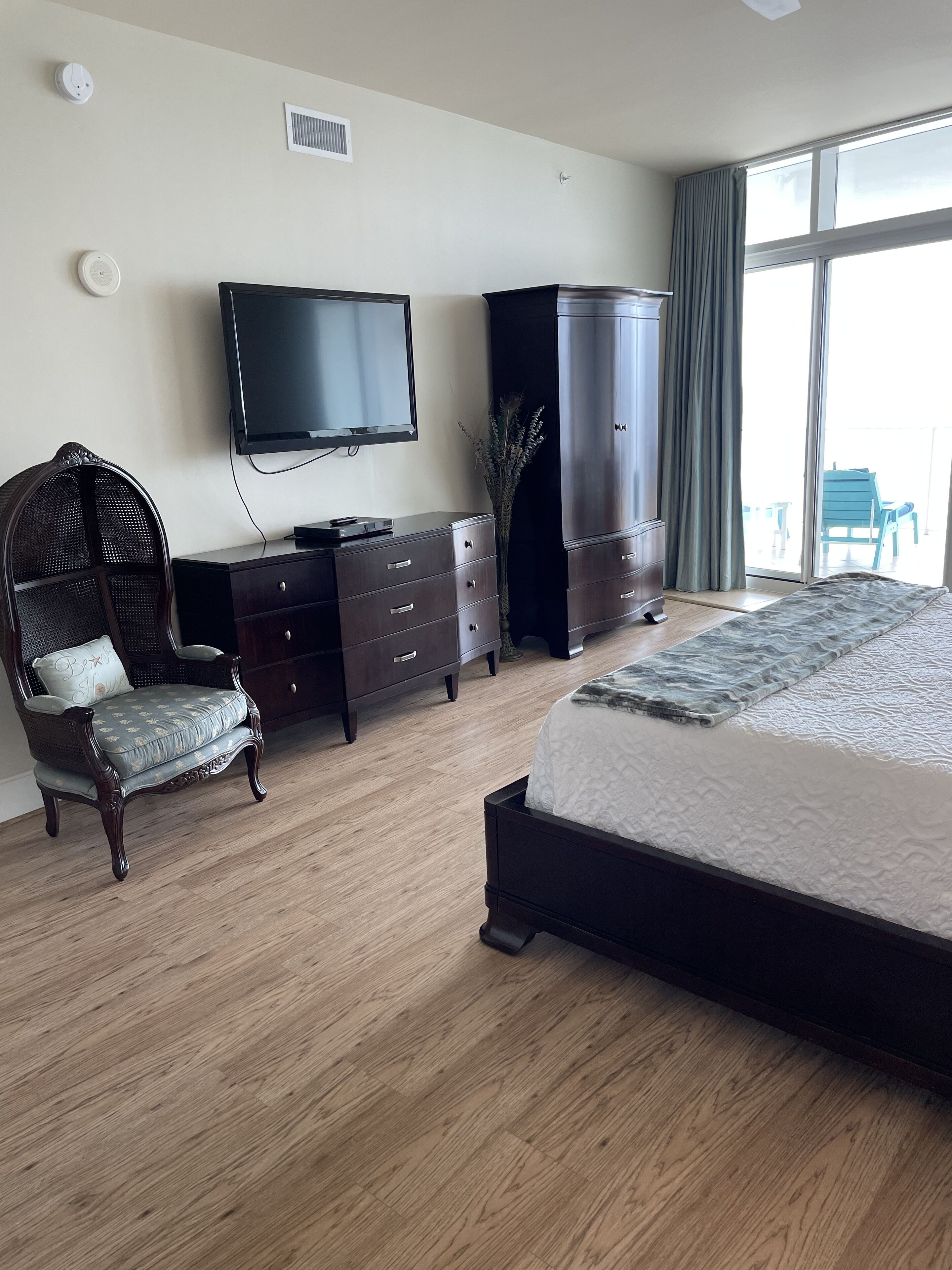 Luxury beachfront condo/Turquoise Place spacious and clean! 707D