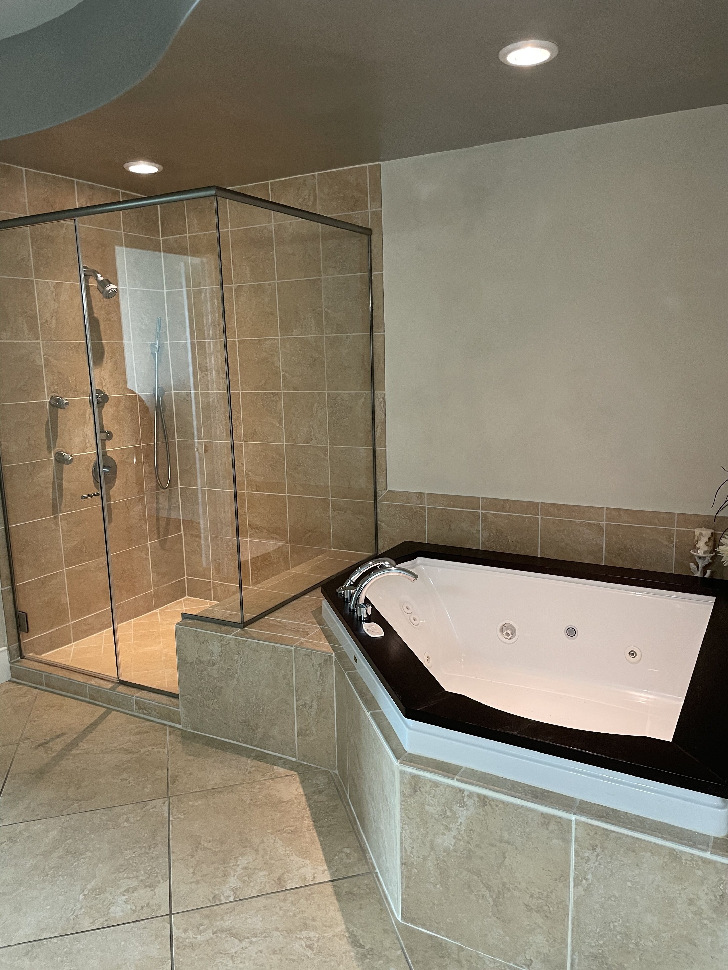 Luxury beachfront condo/Turquoise Place spacious and clean! 707D