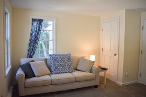 Smart TV - Four bedroom home within walking distance to Bayside Brewster beaches! (Brewster)