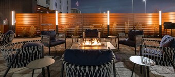 坎頓河石園區萬楓套房飯店