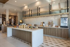 Buffet déjeuner gratuit tous les jours