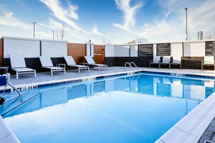 Una piscina al aire libre de temporada