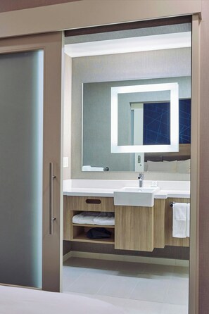 Combined shower/tub, rainfall showerhead, free toiletries, hair dryer - Springhill Suites By Marriott Medford Airport (Medford)