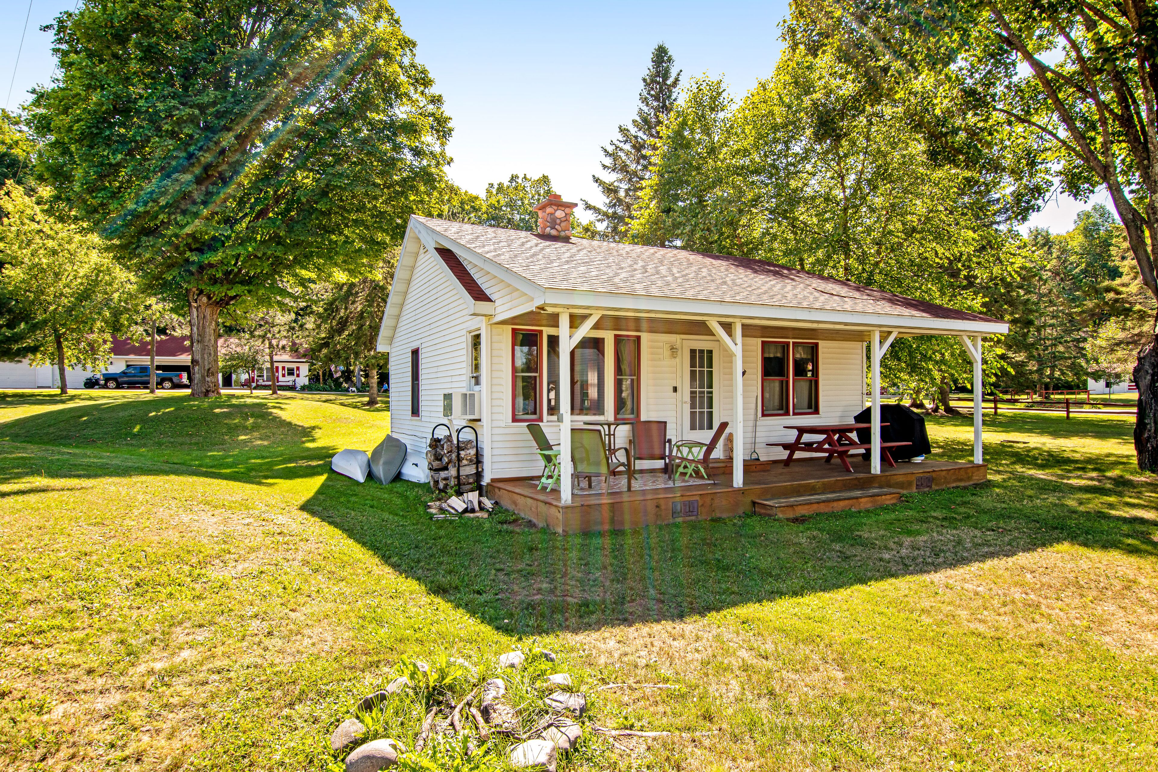 Adorable cabin on the lake with free WiFi, furnished porch, two kayaks & dock