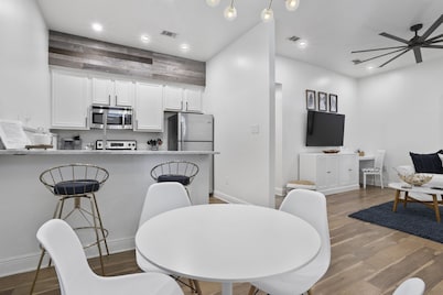 BSL Dream Baycation - 2 blocks to Old Town!