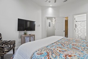 2 Schlafzimmer, Schreibtisch, Bügeleisen/Bügelbrett, Reisekinderbett