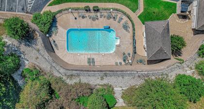 Golf course view condo with sunroom, washer/dryer & pool