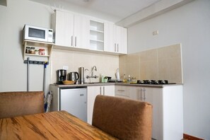 Fridge, microwave, stovetop, coffee/tea maker