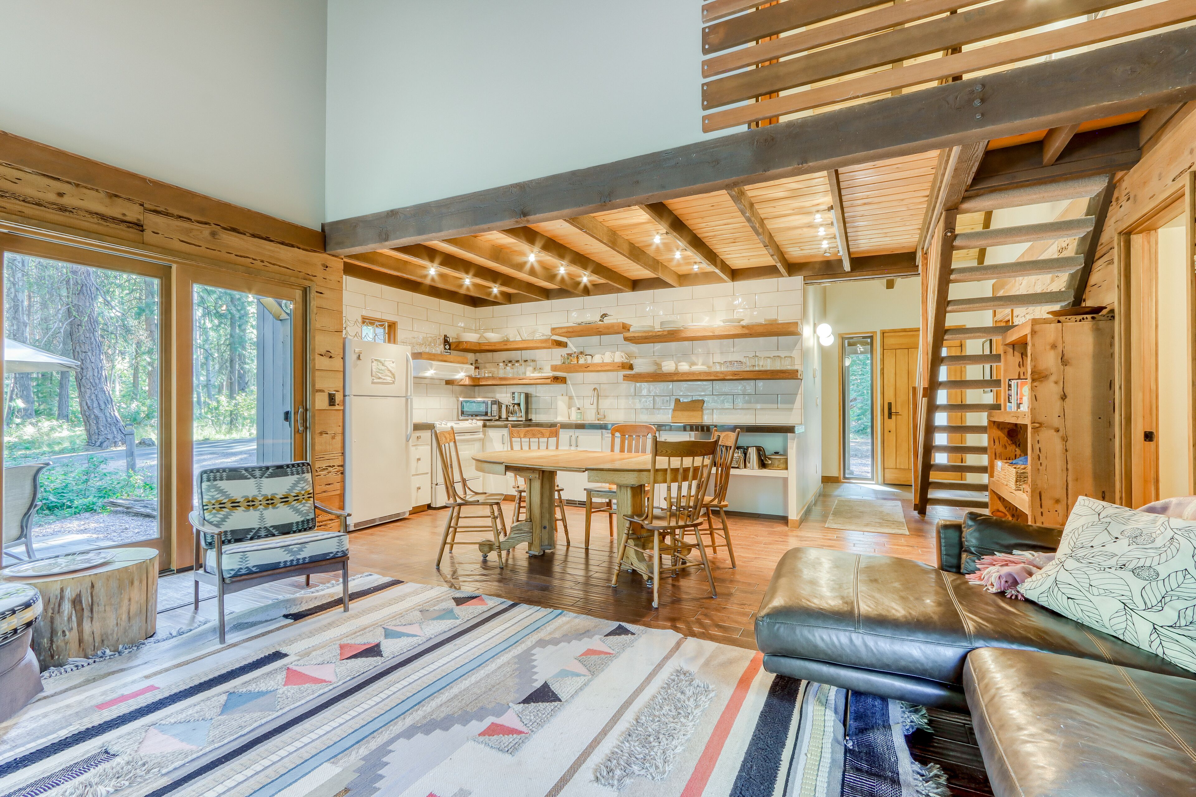 Gorgeous home with pool, tennis, hot tub, sauna, & washer/dryer - dogs ok