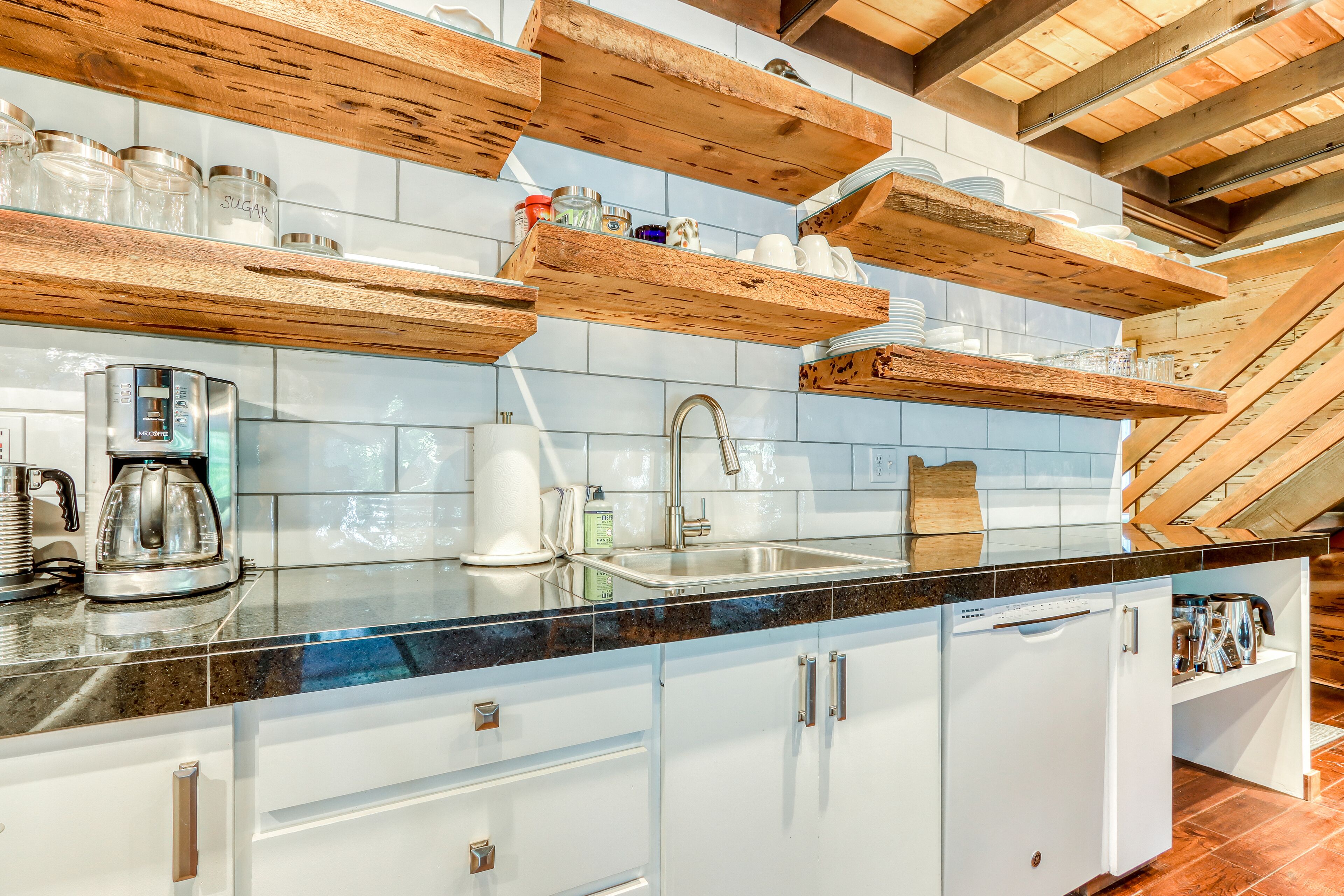 Gorgeous home with pool, tennis, hot tub, sauna, & washer/dryer - dogs ok