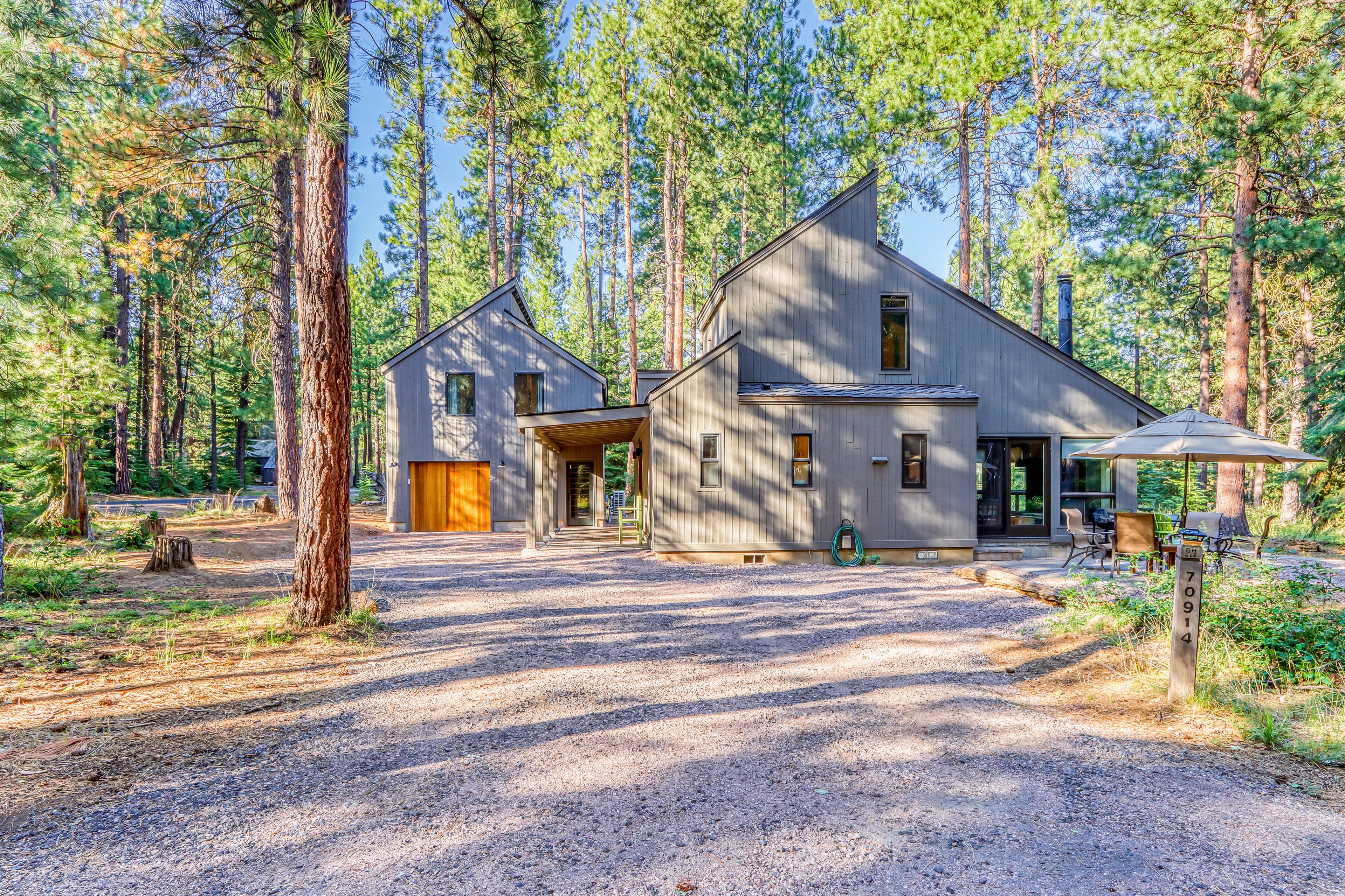 Gorgeous home with pool, tennis, hot tub, sauna, & washer/dryer - dogs ok