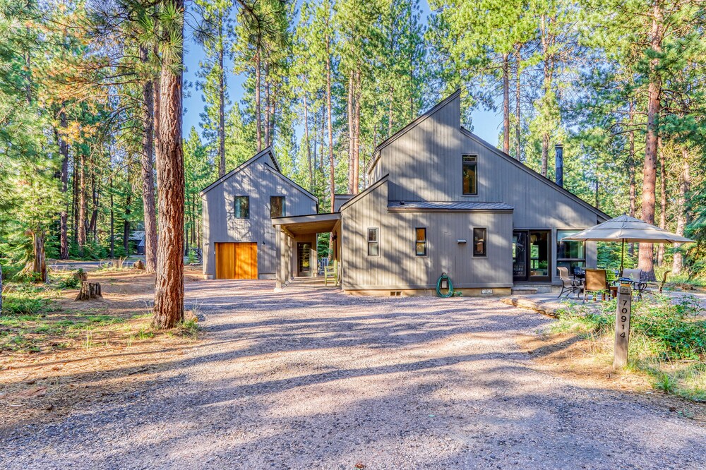 Gorgeous home with pool, tennis, hot tub, sauna, & washer/dryer - dogs ok